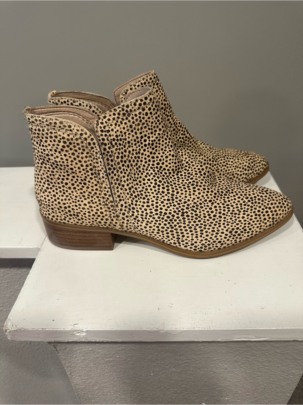 Aldo’s Women's Beige and Black Spotted Ankle Boots Size 9